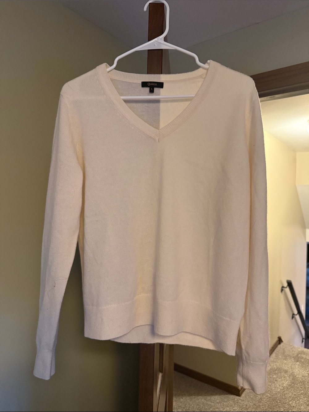 Quince Women's Ivory V-Neck cashmere Sweater